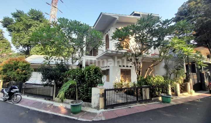 For Sale: House, Land Included, Ideal for Boarding Houses, Strategic Location in Bendungan Hilir.