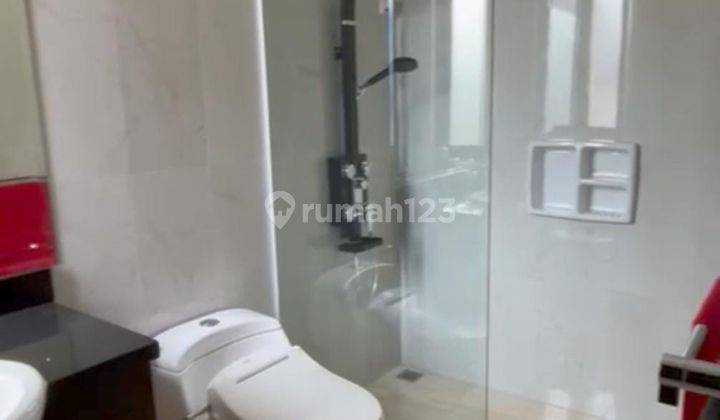 Rumah 2 Lantai Fully Furnished, Strategis, Dan Sudah Renovasi  2