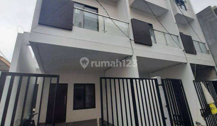 Rumah New Siap Huni 3 Lantai di Tanjung Duren Utara, Jakarta 1