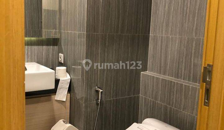 kamar mandi capitol suites apartment di senen