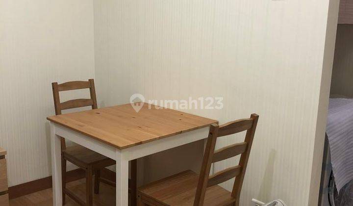 ruang makan capitol suites apartment di senen