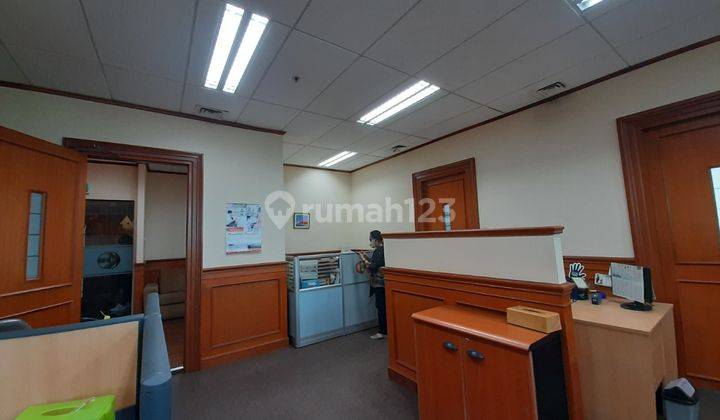 Ruang Kantor Full Furnished Siap Pakai. Dekat ke MRT dan halte busway. 2