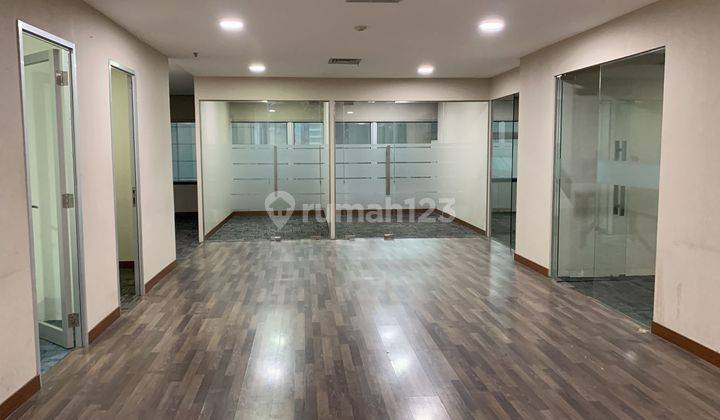 Ruang Kantor Semi Furnished Siap Pakai Bebas Ganjil Genap 1