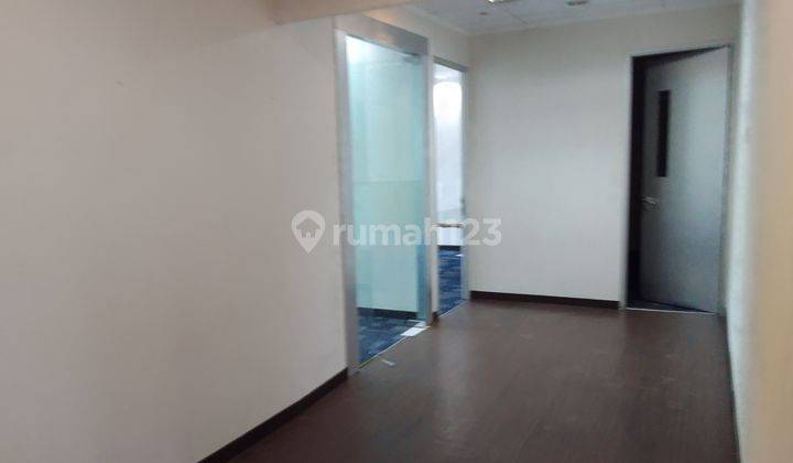 Ruang Kantor Semi Furnished, Bebas Ganjil Genap. Cocok untuk perusahaan Lawfirm. Akses mudah. 1