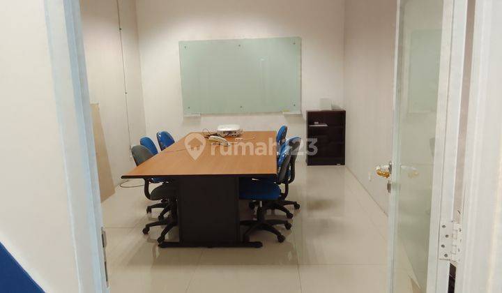 Ruang kantor siap pakai full furnished di Jl TB Simatupang. Bebas Ganjil Genap. Free Overtime. Kapasitas 25 orang.
