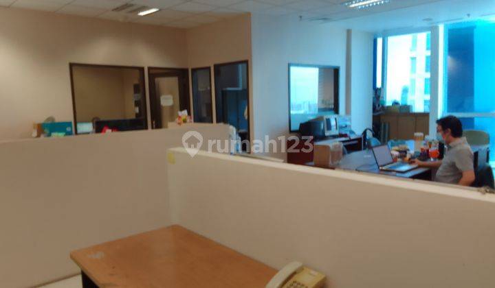 Ruang kantor siap pakai full furnished di Jl TB Simatupang. Bebas Ganjil Genap. Free Overtime. Kapasitas 25 orang.