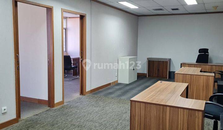 Ruang Kantor Full Furnished Siap Pakai Bebas Ganjil Genap. Depan Stasiun LRT. Dekat Setiabudi One 1