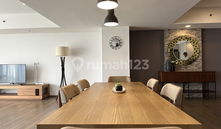 Apartemen Verde 3BR Dijual dengan Taman Pribadi 2