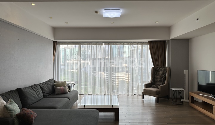 Apartemen Verde 3BR Dijual dengan Taman Pribadi