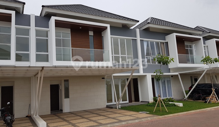 Disewakan Rumah Hook Hadap Taman di Cluster Premium Riviera Metland Puri Disewakan Rumah Hook Hadap Taman di Cluster Premium Riviera Metland Puri