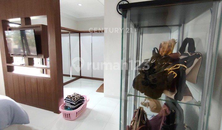 Rumah Asri 3 Lantai Di Komplek Setraduta 2