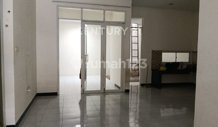 Comfortable, Beautiful, Lush House Near Taman Kopo Indah School