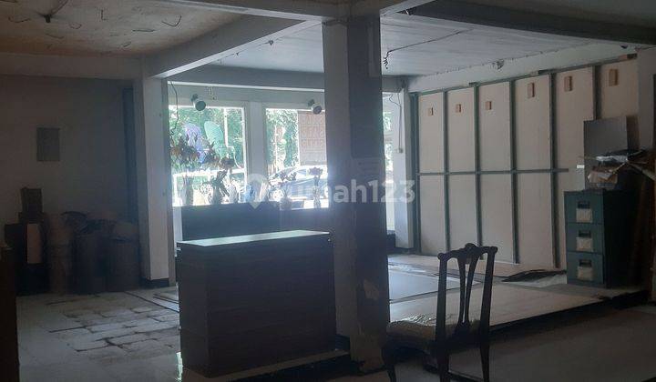Bangunan usaha 2 lantai di Jalan Gatot Subroto. LT 500 m² LB 520 m². Comersial Area Jakarta Selatan 2