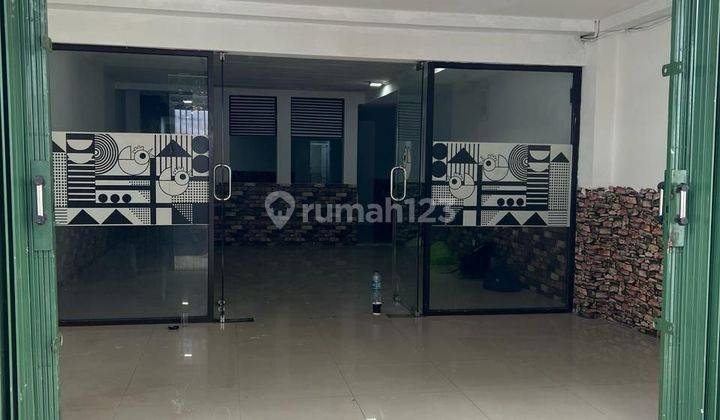 Rumah 2 lantai, pinggir jalan raya Tebet Barat, cocok untuk kantor dan usaha FnB (Restoran) di Jalan Tebet Barat 4 Nomor 16 SHM