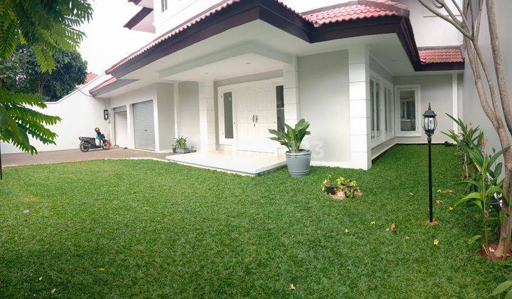 Rumah Mewah dengan Kolam Renang 1