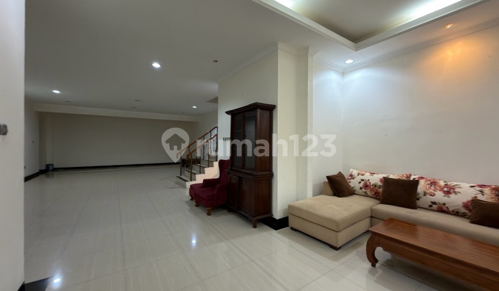 Quick Lease Kirana 11X20, Neat, Ready to Live, Flood-Resistant