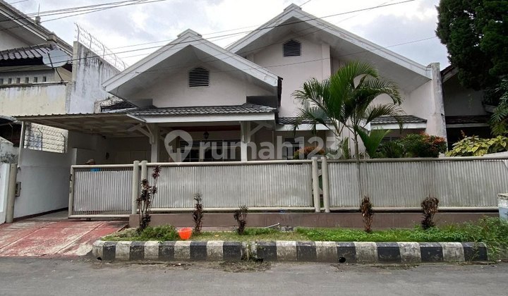 RUMAH DESAIN SEMI KLASIK DI SULFAT AGUNG, MALANG RUMAH DESAIN SEMI KLASIK DI SULFAT AGUNG, MALANG