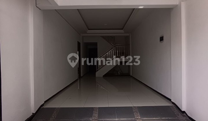 Rumah Bangunan Baru Gaya Modern Colonial Classic di Araya Malang 2