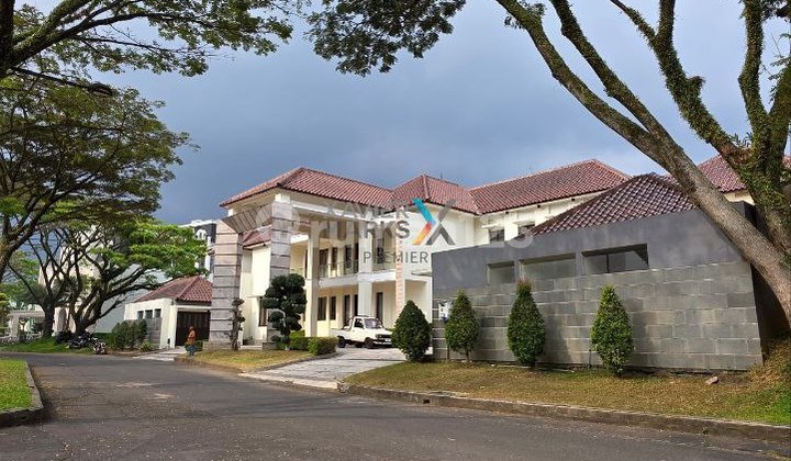 Rumah Megah dengan Private Pool di Ijen Nirwana, Malang 2