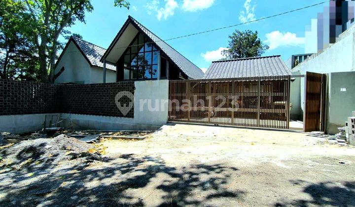 Ready-to-occupy Villa with Swimming Pool in Dago, Bandung City. 2