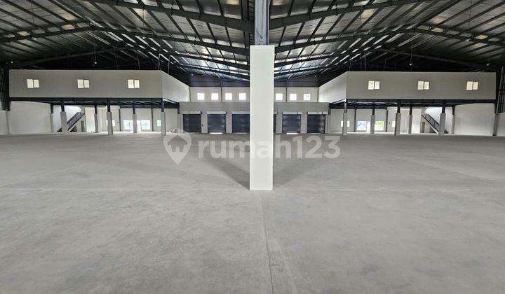 New Hoek Warehouse Strategic Road Access and Good in Lippo Cikarang