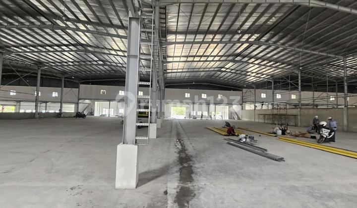 Gudang Pabrik Loading Dock di Kawasan Industri Lippo Cikarang