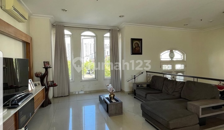 For sale: The Villas Boulevard MOI Kelapa Gading house, land size 150 m2 (8 x 19), 3 floors, must sell. 2