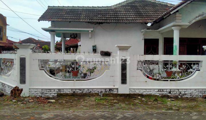 Di jual rumah
Lokasi perum ganesha woltermonginsidi 1