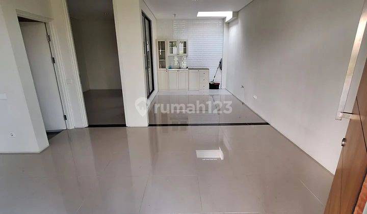 Rumah Semi Furnished Northwest Hill Lake Citraland Surabaya Barat 2