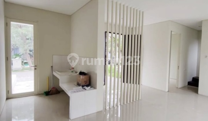 Rumah Pelican Hill Northwest Lake Park Citraland Sudabaya Barat 2