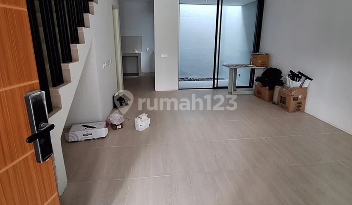 Northwest Central Lake Park Hill Citraland West Surabaya House