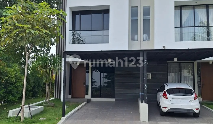 Fully Furnished House in Northwest Central Lake Park Citraland Surabaya