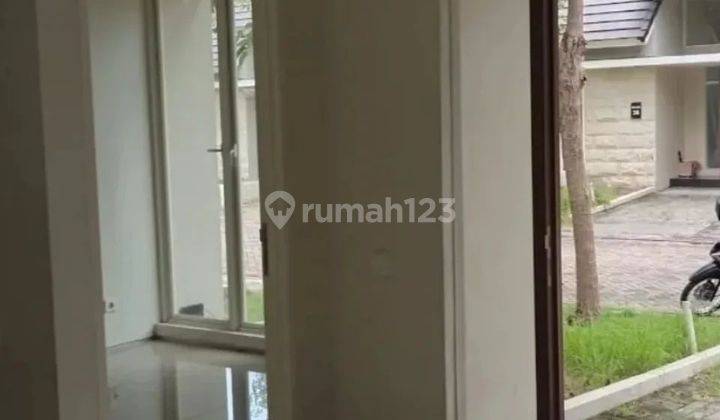 Rumah Semi Furnished Northwest Park Lake Citraland Surabaya Barat 2