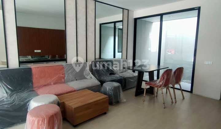 Fully Furnished House in Northwest Central Lake Park Citraland Surabaya 2