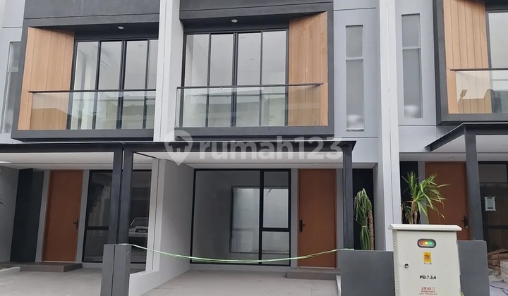 Northwest Central Lake Park Hill Citraland West Surabaya House