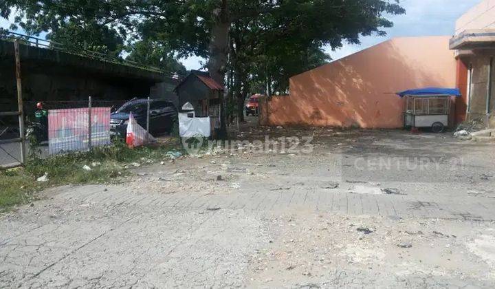 Pinggir Jalan Raya Penggilingan Dekat Stasiun  2