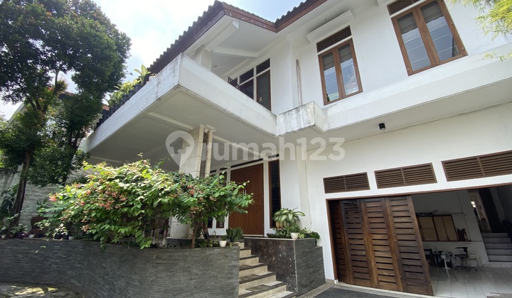 2.5-Story House in South Cipete Near Antasari and Kemang Raya 2.5-Story House in South Cipete Near Antasari and Kemang Raya