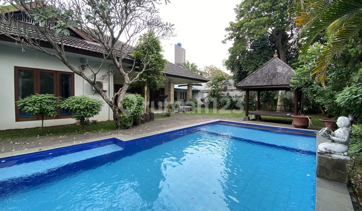 Rumah Cantik dengan Taman Belakang yang Cukup Luas di Jeruk Purut, Ampera, Jakarta Selatan 1