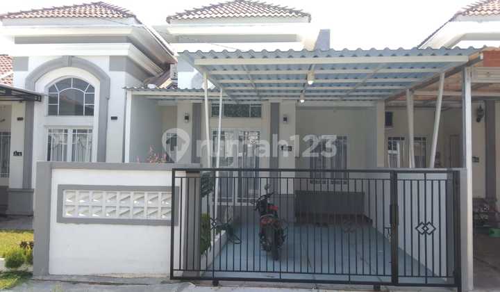 Rumah Bagus Furnished Lokasi Strategis Dekat Wisata Alam*DiJual Rumah Bagus Siap Huni* Lokasi :Panorama Bali- Ciseeng -Bogor  *Spesifikasi Rumah* Luas Tanah : 90 m² Luas Bangunan :54 m²  K. Tidur : 2 K. Mandi : 2 Lantai : 1 Carport : 1 Mobil  Listrik : 2.