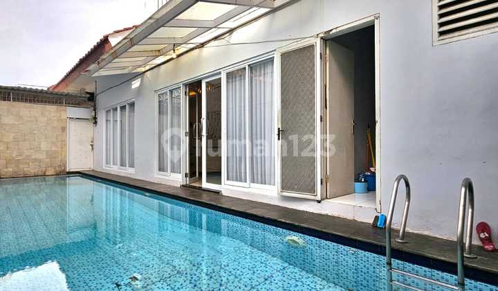 Rumah Strategis dgn Swimming pool Siap Huni di Mampang Jaksel LR-11348 2