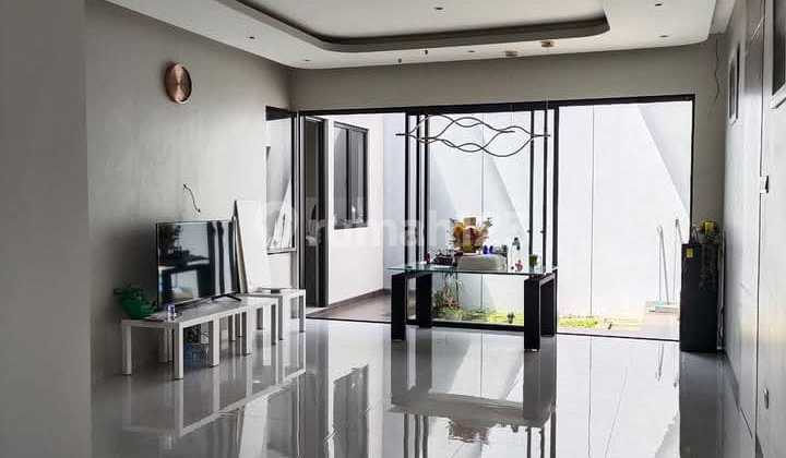 Selling a Luxurious House in an Exclusive Neighborhood, Muara Bandung Complex, City.