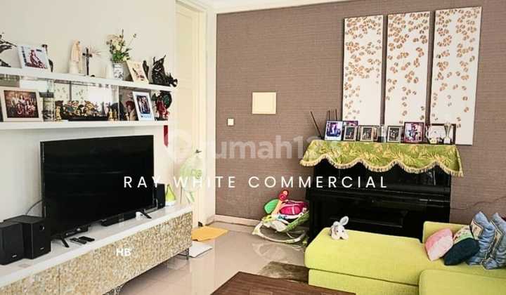 Rumah 2 Lantai di Virginia Regency, Jl. Kejawen Putih Indah, Pakuwon City, Surabaya. Rumah 2 Lantai di Virginia Regency, Jl. Kejawen Putih Indah, Pakuwon City, Surabaya.