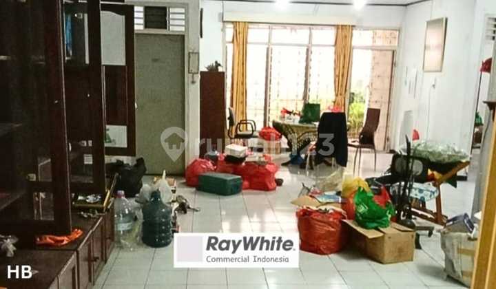 Old house, commercial area, by the roadside of Ciledug Raya, Pesanggrahan, South Jakarta 2