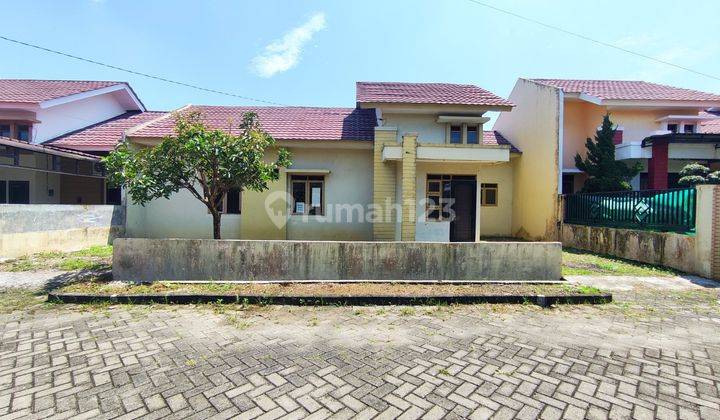 Dijual Rumah Luas Berada Dalam Komplek di Jalan Bunga Rampe IV 1
