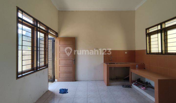 Dijual Rumah Luas Berada Dalam Komplek di Jalan Bunga Rampe IV 11