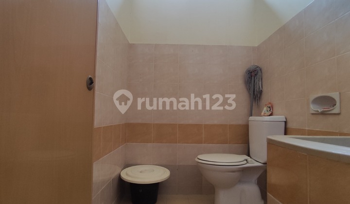 Dijual Rumah Luas Berada Dalam Komplek di Jalan Bunga Rampe IV 13