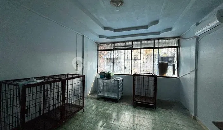 Rental of a Business Shophouse in a Strategic Location in the Pulo Brayan Area 2