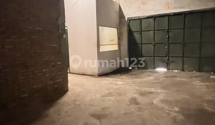 For Rent: 4 Spacious Shophouses Plus Land in the Cemara Asri Area 2