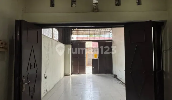 Translation: "3-Story Shop House for Sale, Fully Furnished, on Jalan Seikera" 2
