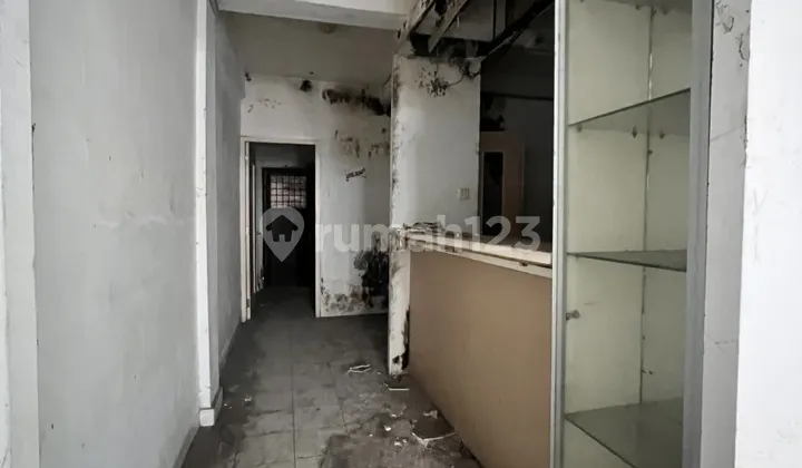 Indonesian text: "Disewa Ruko 5 Lantai di Jl Haji Adam Malik Daerah Medan Barat"
Translates to: "For Rent: 5-Story Shop House on Jl Haji Adam Malik, Medan Barat Area" 2